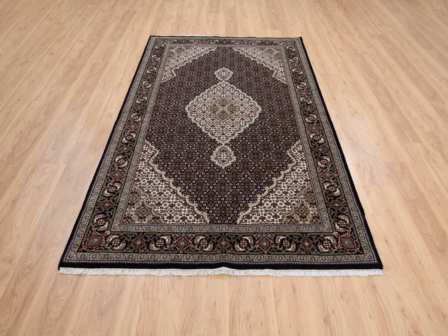 Traditional Rugs LUV571824